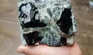 祖母绿可以洗澡戴吗 祖母绿翡翠原石